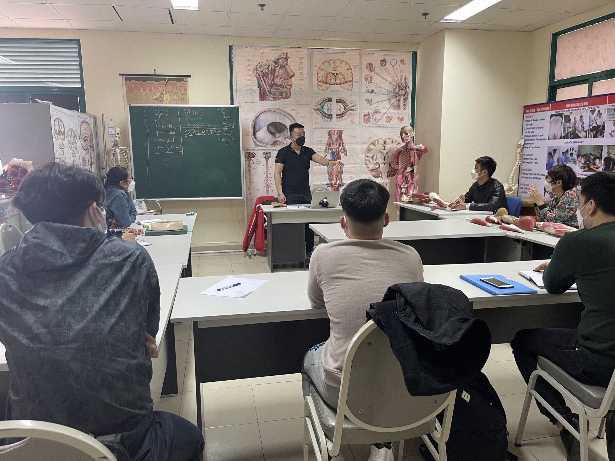 Phòng Đào tạo tổ chức khai giảng lớp Xoa bóp bấm huyệt cho các học viên.