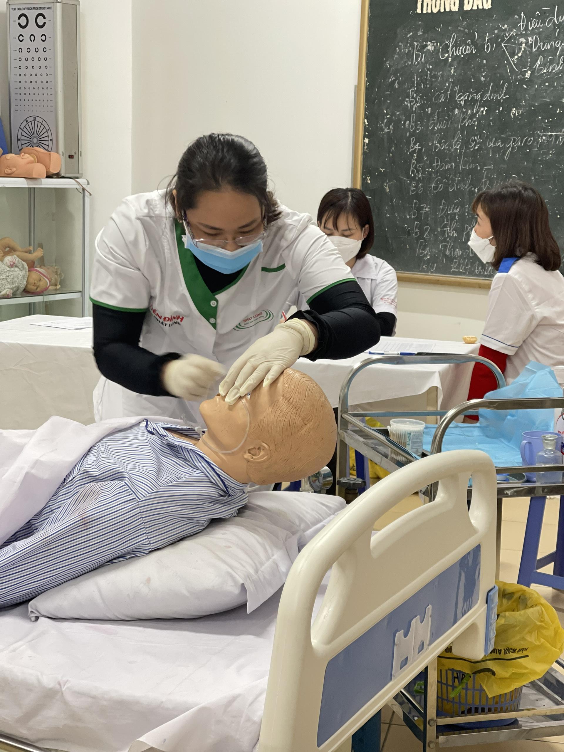 Phòng Đào tạo - Khảo thí tổ chức thi kết thúc học phần Điều dưỡng cho lớp Cao đẳng điều dưỡng CĐD2A ngày 20/04/2022